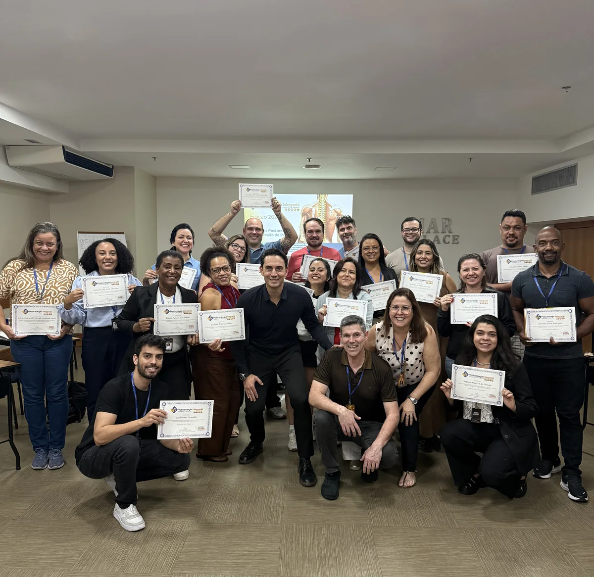 Turma reunida durante a formação presencial em Posturologia Integrada